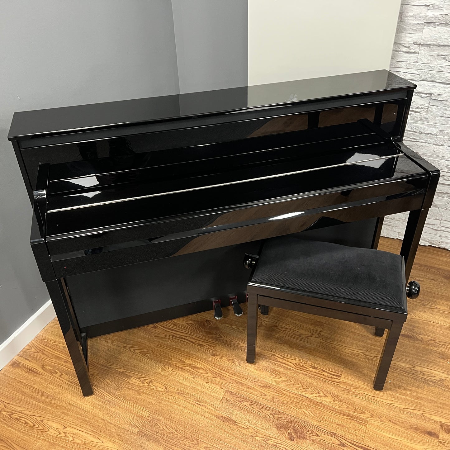 Yamaha CLP585 Polished Ebony Digital Piano With Matching Stool: Serial No: BCVH01008 | Second Hand