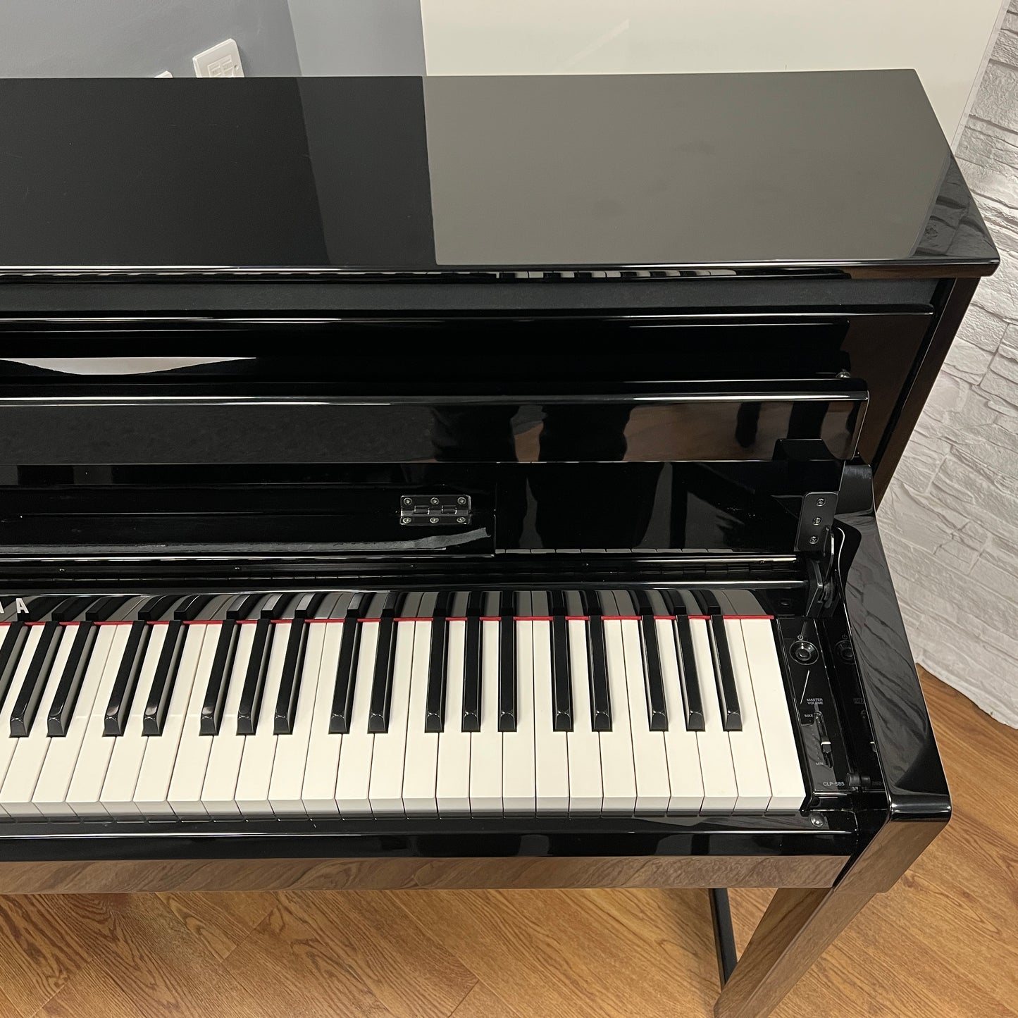 Yamaha CLP585 Polished Ebony Digital Piano With Matching Stool: Serial No: BCVH01008 | Second Hand