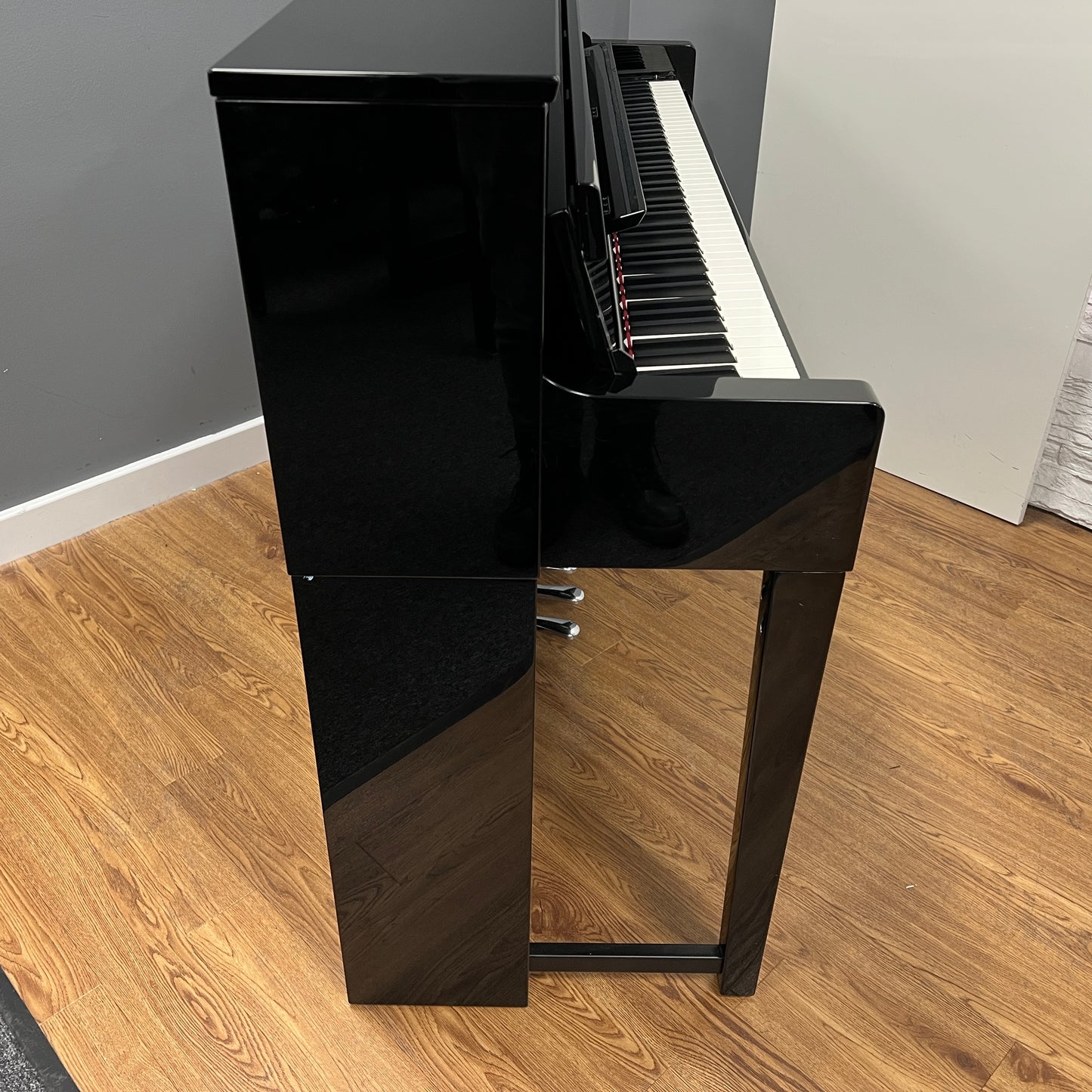 Yamaha CLP585 Polished Ebony Digital Piano With Matching Stool: Serial No: BCVH01008 | Second Hand