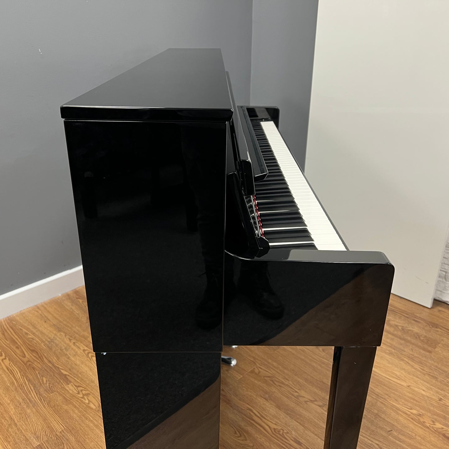 Yamaha CLP585 Polished Ebony Digital Piano With Matching Stool: Serial No: BCVH01008 | Second Hand