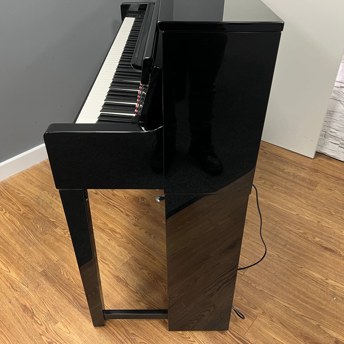 Yamaha CLP585 Polished Ebony Digital Piano With Matching Stool: Serial No: BCVH01008 | Second Hand