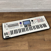 Second Hand Yamaha Montage 6 White Limited Edition Keyboard: Serial No: BAZL01004