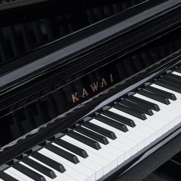 Pianoforte verticale Kawai K400; lucidatoPianoforte verticale Kawai K400; lucidato  